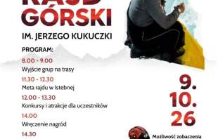 Plakat XXIV Rajdu Górskiego im. Jerzego Kukuczki (9.10.26). Zawiera program: 8:00 wyjście na trasy, 11:30 meta w Istebnej, konkursy, wręczenie nagród i złożenie kwiatów (14:30). Obok zdjęcie Kukuczki w zimowej czapce i okularach na tle gór.