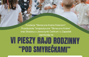 Plakat zapraszający na VI Pieszy Rajd Rodzinny „POD SMYREĆKAMI”. W tle znajduje się zdjęcie radosnych dzieci bawiących się w białej pianie, a dolna część plakatu ozdobiona jest grafiką zielonych choinek oraz logotypami organizatorów i partnerów