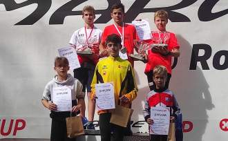 Na podium zawodów Marwe Cup Szymon Zawada (pierwszy) Filip Juroszek (drugi) i Mateusz Bury (trzeci) (foto: MKS Istebna)
