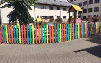 Nowy płot na placu zabaw