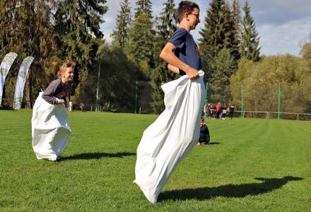 Dziewczyna (z lewej) i chłopiec (z prawej) rywalizują w konkurencji skakania w workach