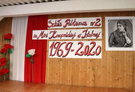 Dekoracja sceny w szkole; napis Szkoła Podstawowa nr 2 im. Marii Konopnickiej w Istebnej 1969 - 2020; portret patronki