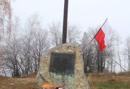 Pomnik poległych żołnierzy AK i harcerzy na Koczym Zamku w Koniakowie
