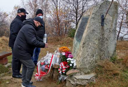 Znicz przy pomniku na Koczym Zamku w Koniakowie składa radny Gminy Istebna Michał Kohut