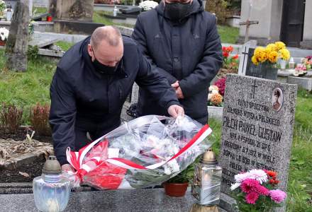 Kwiaty na grobie Pawła Gustawa Pilcha składa Przewodniczący Rady Gminy Stanisław Legierski
