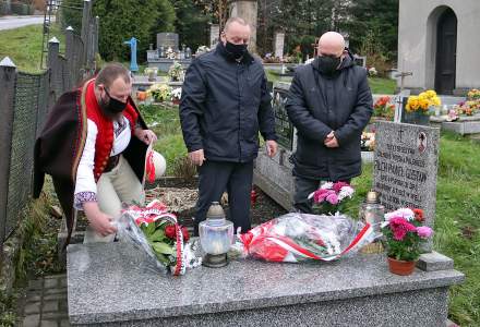 Kwiaty na grobie Pawła Gustawa Pilcha składa radny sołecki Jerzy Kędzior