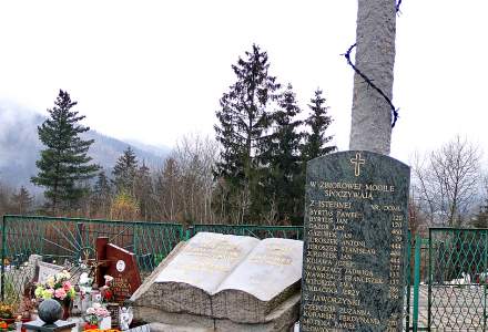 Mogiła pomordowanych na cmentarzu katolickim
