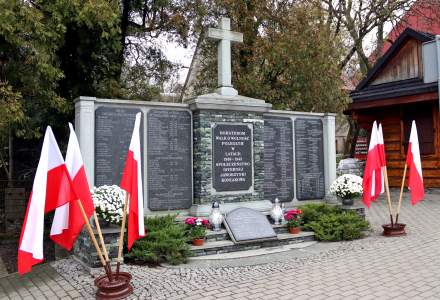 Pomnik pomordowanych w czasie II Wojny Światowej w Istebnej Centrum