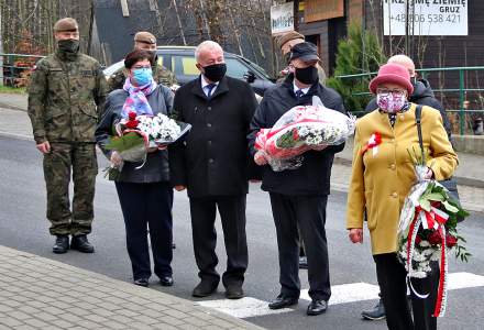 Delegacja składająca kwiaty przy pomniku pomordowanych w Istebnej