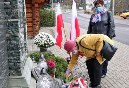 Kwiaty składa przedstawicielka Związku Kombatantów Maria Kohut