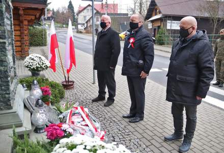 Delegacja Rady Gminy Istebna przy pomniku pomordowanych w Istebnej