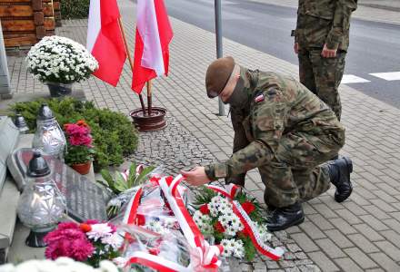 Kwiaty składa warta honorowa Cieszyńskiego Batalionu 13 Śląskiej Brygady Obrony Terytorialnej