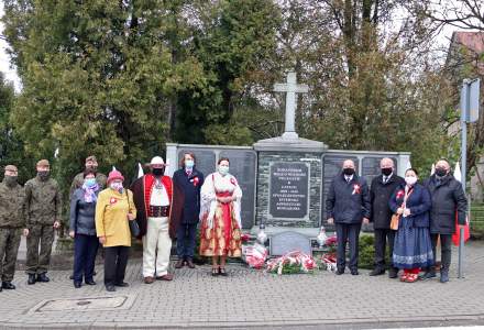 Uczestnicy uroczystości przed pomnikiem pomordowanych w czasie II Wojny Światowej
