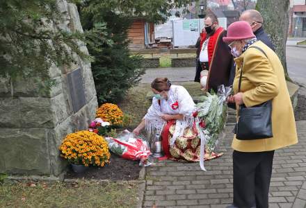 Kwiaty pod pomnikiem Pawła Stalmacha składają Wójt Gminy Istebna Łucja Michałek i przedstawicielka Zwiazku Kombatantów Maria Kohut