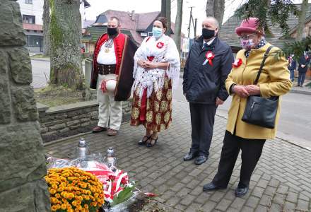 Delegacja składająca kwiaty pod pomnikiem Pawla Stalmacha w Istebnej