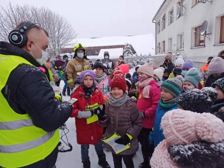 Uczestnicy akcji Świeć Przykładem odbierają odblaski przekazane przez Policję i Radio Bielsko i Urząd Gminy Istebna