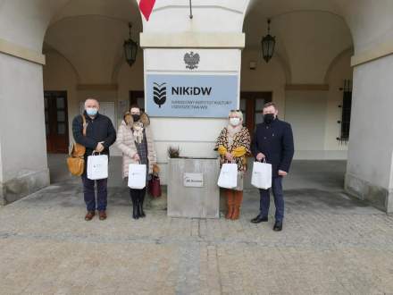 Przedstawiciele gminy Istebna przed budynkiem Narodowego Instytutu Kultury i Dziedzictwa Wsi