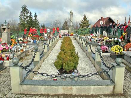 Zbiorowa mogiła 12 pomordowanych w Jabłonkowie mieszkańców Istebnej i Jaworzynki na cmentarzu w Istebnej centrum