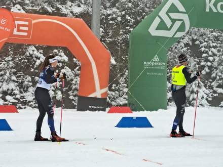 Niewidoma zawodniczka z asystentem