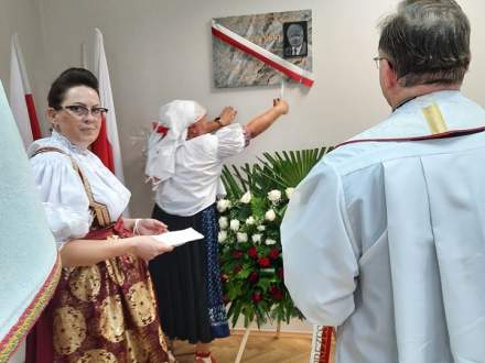 Uroczystość poświęcenia tablicy ku czci Lecha Kaczyńskiego