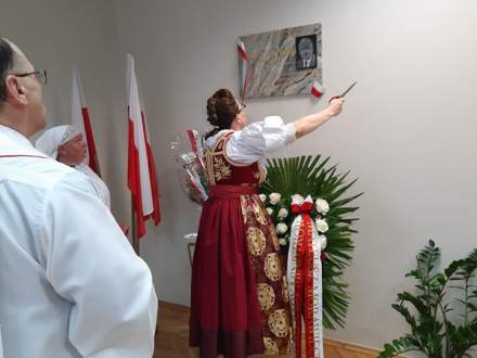 Uroczystość poświęcenia tablicy ku czci Lecha Kaczyńskiego