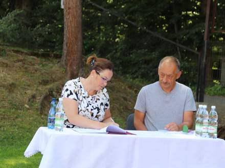 Łucja Michałek wójt gminy Istebna i Witold Ryszka podczas podpisania umowy na rozbudowę wodociągu w Koniakowie Rastoce