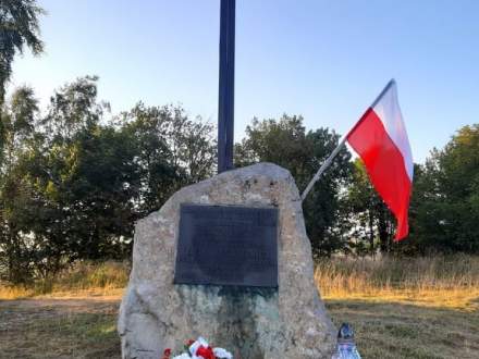 Kamień upamiętniający żołnierzy Wojska Polskiego, Armii Krajowej i harcerzy Szarych Szeregów Ziemi Beskidzkiej, poległych i pomordowanych w walce o wolność Ojczyzny