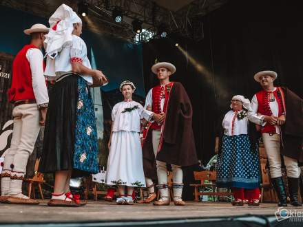 Zespół Regionalny Istebna podczas występu konkursowego z programem "wesele Istebniańskie" w Zakopanem w 2021 r.