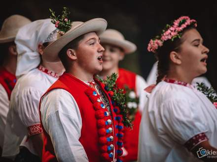 Zespół Regionalny Istebna podczas występu konkursowego z programem "wesele Istebniańskie" w Zakopanem w 2021 r.