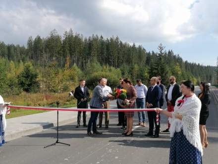 Uroczyste otwarcie nowo rozbudowanego fragmentu drogi gminnej Zaolzie etap II. Wręczenie kwiatów na ręce wójt gminy.