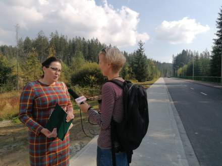 Udzielany wywiad przez wójt gminy z otwarcia nowo rozbudowanego fragmentu drogi gminnej Zaolzie etap II
