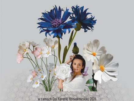 Plakat: Wystawa kwiatów z krepiny Marceliny Milcz-Wróbel „Sztuka w rozkwicie” w ramach Dni Koronki Koniakowskiej. Termin: 13–16 sierpnia 2026, Miejsce: Strażnica OSP Koniaków. Na grafice artystka w otoczeniu papierowych kwiatów.