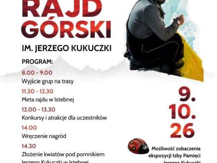 Plakat XXIV Rajdu Górskiego im. Jerzego Kukuczki (9.10.26). Zawiera program: 8:00 wyjście na trasy, 11:30 meta w Istebnej, konkursy, wręczenie nagród i złożenie kwiatów (14:30). Obok zdjęcie Kukuczki w zimowej czapce i okularach na tle gór.