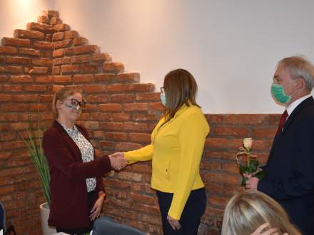 Z lewej Dyrektor Niepublicznego Przedszkola "Słoneczna Kraina" w Jaworzynce przyjmuje życzenia z Okazji Dnia Edukacji Narodowej od Wójta Gminy Istebna