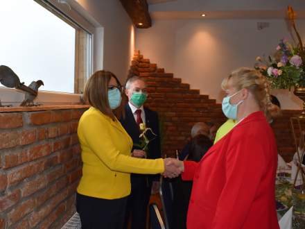 Z prawej Dyrektor SP1 Jaworzynka przyjmuje życzenia z Okazji Dnia Edukacji Narodowej od Wójta Gminy Istebna