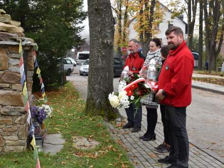 Uczestnicy Rajdu im. J. Kukuczki w Istebnej podczas złożenia kwiatów pod pomnikiem