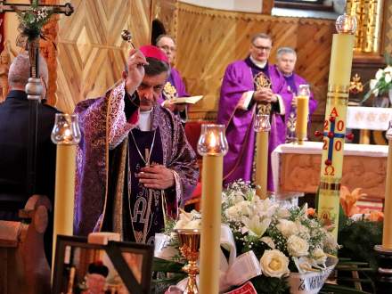 Ksiądz biskup Roman Pindel święci trumnę z ciałem ks. Jerzego