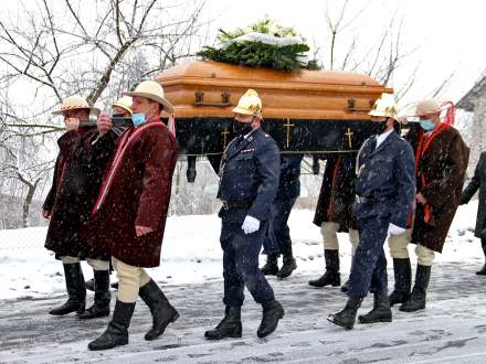 Trumna z ciałem księdza Jerzego na ramionach górali i strażaków w drodze na cmentarz