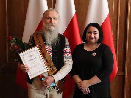Józef Broda w towarzystwie dyrektor GOK Istebna Łucji  Dusek podczas odbierania nagrody Aktywny Senior