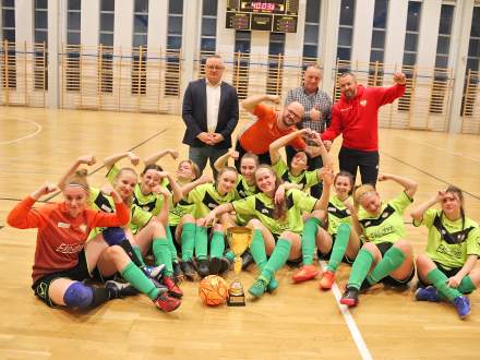 Nasza drużyna z trenerami oraz Przewodniczącym Rady Gminy Istebna Stanisławem Legierskim a także Przewodniczącym Komisji ds. Futsalu i Piłki Plażowej PZPN Grzegorzem Morkisem