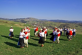 Zespół folklorystyczny w tańcu