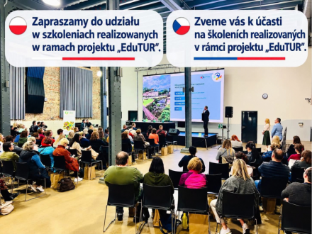 Publiczność na sali konferencyjnej słucha prelegenta przy ekranie. Na górze napisy po polsku i czesku z flagami: Zapraszamy do udziału w szkoleniach realizowanych w ramach projektu „EduTUR”.