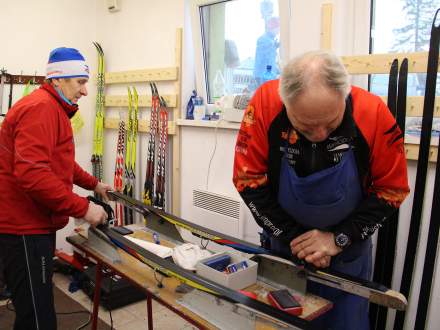 Jarosław hulawy przygotowuje sprzęt narciarski dla biegaczy na Kubalonce