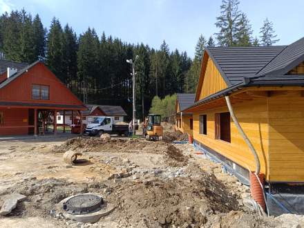 Pawilony handlowe przy Amfiteatrze pod skocznią- etap wykonania prac zewnętrznych