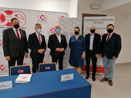 Na zdjęciu przedstawiciele władz rządowych i samorządowych oraz Centralnego Ośrodka Sportu podczas podpisania umowy na system naśnieżania na Kubalonce.
