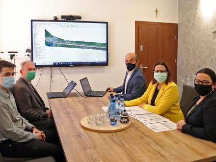 Za stołem siedzą pracownicy i władze gminy Istebna wraz z przedstawicielem firmy Strabag, która zajmie się realizacją II etapu drogi na Zaolziu.