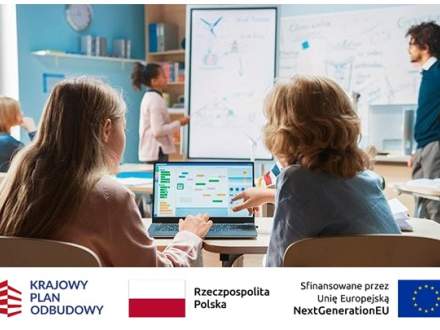 Zdjęcie promujące wykorzystanie nowoczesnych technologii w edukacji. Przedstawia uczniów korzystających z laptopów podczas lekcji w nowoczesnej sali lekcyjnej. W tle nauczyciel prowadzący zajęcia przy tablicy. W dolnej części znajdują się logotypy Krajowe