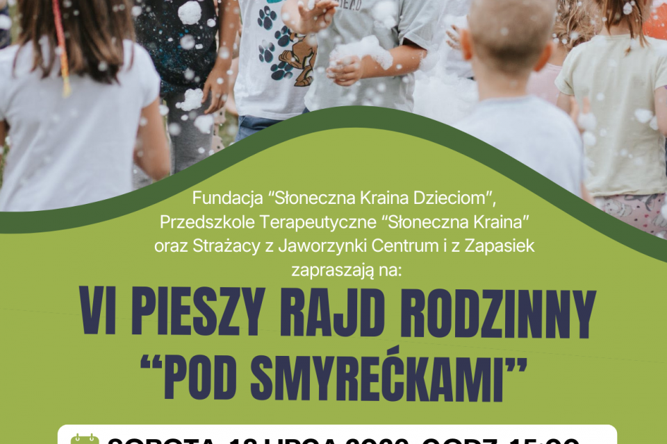 Plakat zapraszający na VI Pieszy Rajd Rodzinny „POD SMYREĆKAMI”. W tle znajduje się zdjęcie radosnych dzieci bawiących się w białej pianie, a dolna część plakatu ozdobiona jest grafiką zielonych choinek oraz logotypami organizatorów i partnerów