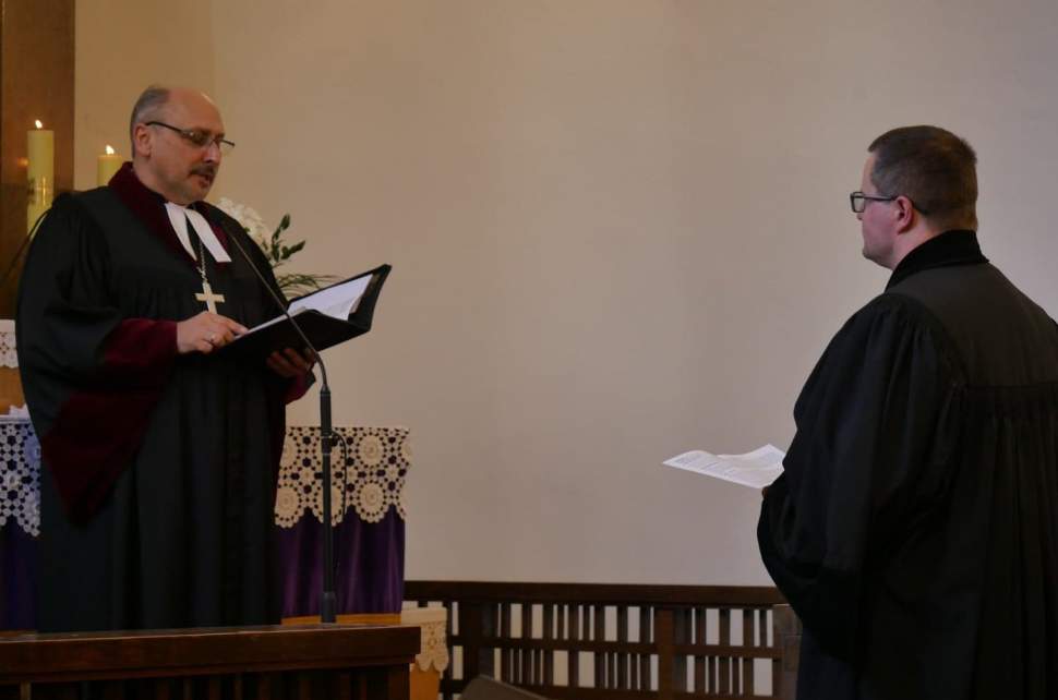 ks. biskup dr Adrian Korczago oraz ks. Dariusz Madzia