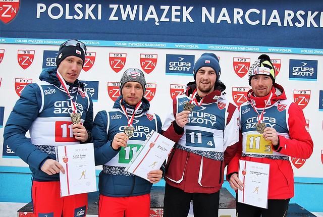 od lewej: Kamil i Dominik na najwyższym podium biegu sztafetowego (foto: Anna Karczewska/PZN)